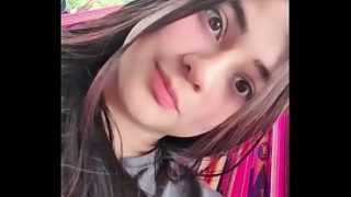 Latina colombiana se viene sola manoseando sus enormes tetas