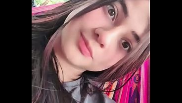 Latina colombiana se viene sola manoseando sus enormes tetas