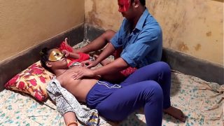 Mature Indian Bhabhi ki garmi bhara sex apne husky dewar ke saath, jab pati kaam par gaya hai, Hindi audio mein.