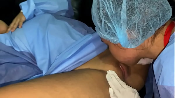 Voy a mi cita de ginecología y la doctora termina metiendo sus dedos bien profundo en mi concha mojada
