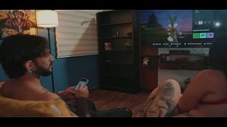 Me encanta rebotar en su verga mientras me pierdo en mis videojuegos
