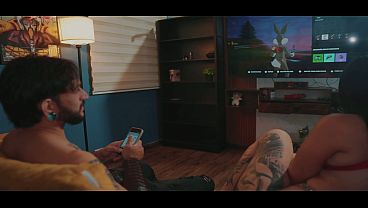 Me encanta rebotar en su verga mientras me pierdo en mis videojuegos