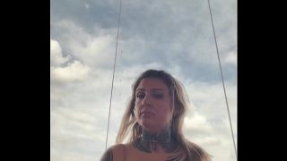 Mulher tatuada quase expulsa da academia por usar top transparente que deixava os bicos do peito durinhos e arrepiados — ela confessou que tava daquele jeito porque tava com muito tesão no momento