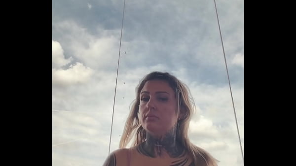 Mulher tatuada quase expulsa da academia por usar top transparente que deixava os bicos do peito durinhos e arrepiados — ela confessou que tava daquele jeito porque tava com muito tesão no momento