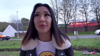 German Scout fickt Thai Teen Kitty aus Flensburg bei echtem Straßen-Casting