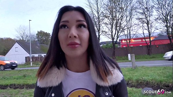 German Scout fickt Thai Teen Kitty aus Flensburg bei echtem Straßen-Casting