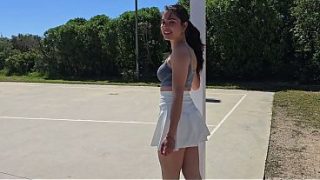 Vecina caliente en patines se monta a un desconocido en su coche al aire libre