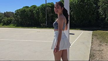 Vecina caliente en patines se monta a un desconocido en su coche al aire libre