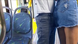 Jovem estudante encoxada e fodida no busão lotado, gemendo na cara de todo mundo!