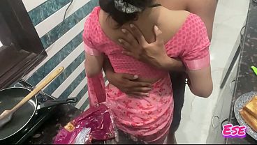 Desi Bhabhi Ki Jungli Chudai Jab Wo Kitchen Mein Jhuk Ke Khana Bana Rahi Thi, Chudai Ki Pyasi